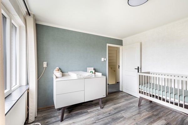 Foto - Te koop: Ruime 2-onder-1-kapwoning met dubbele garage, eigen oprit en fijne tuin